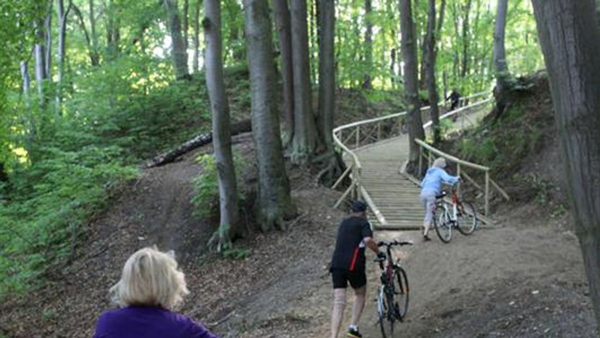 Mieszkańcy Trójmiasta od dawna czekali na porządną ścieżkę rowerową łączącą Gdynię i Sopot. Urzędnicy w końcu postanowili spojrzeć na rowerzystów przychylnym okiem i trasę wybudowali. Sęk w tym, że na samym jej środku powstały... schody.