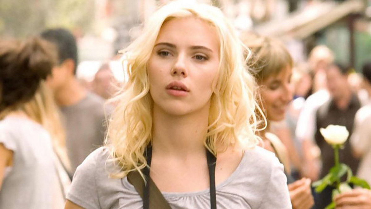 Scarlett Johansson zamierza pozwać francuskiego pisarza Grégoire Delacourta za naruszenie dóbr osobistych i użycie jej nazwiska oraz osoby do opisu fikcyjnej postaci, która wyglądała niczym wierna kopia aktorki.