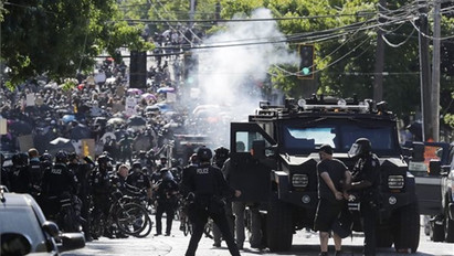 Tucatjával tartóztatták le a tüntetőket Seattle-ben