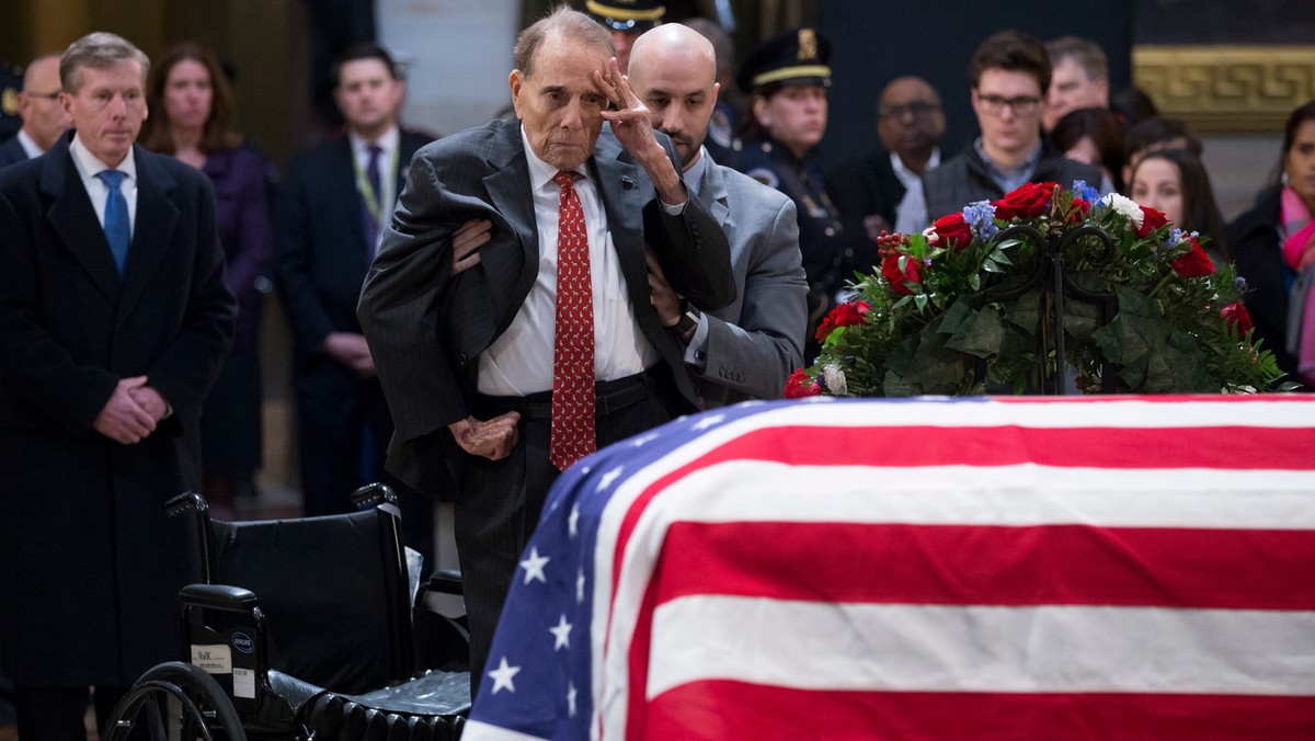 George H. W. Bush nie żyje. Bob Dole oddał mu hołd 