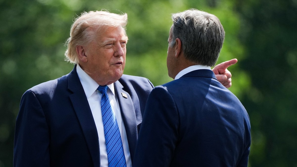 Americký prezident Donald Trump a John Ratcliffe, riaditeľ CIA, sa rozprávajú pri odchode po zasadnutí kabinetu v Marylande v USA 31. júla 2026.