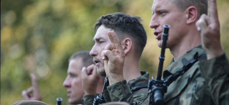 Wypadek kampera. Żołnierze WOT ruszyli z pomocą