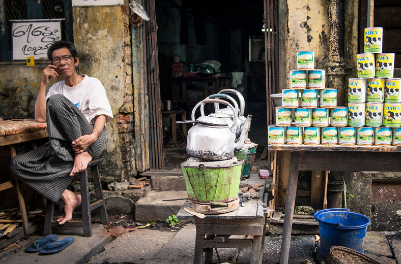 Yangon pełen jest małych, ulicznych biznesów., fot. www.paczkiwpodrozy.pl