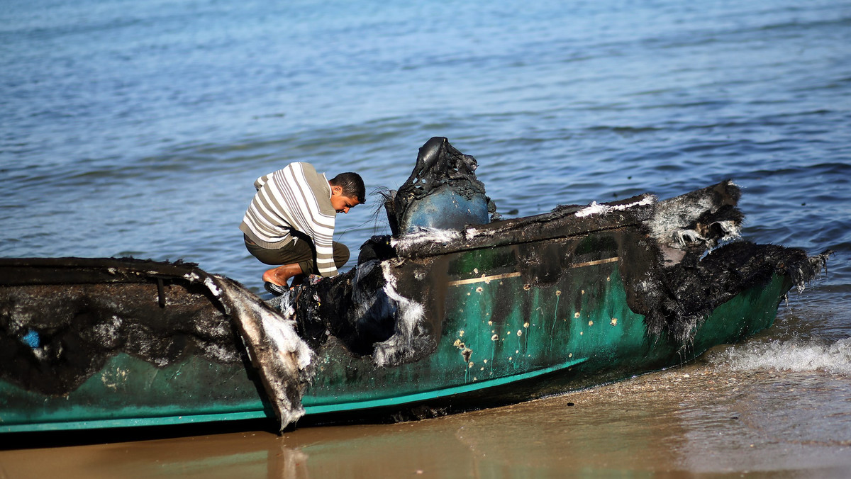 Okręty izraelskiej marynarki wojennej otworzyły dzisiaj u wybrzeży Strefy Gazy ogień do dwóch palestyńskich łodzi, najprawdopodobniej przewożących kontrabandę. Obie łodzie zatonęły w następstwie eksplozji, do której doszło wskutek ostrzału - podaje agencja AP.