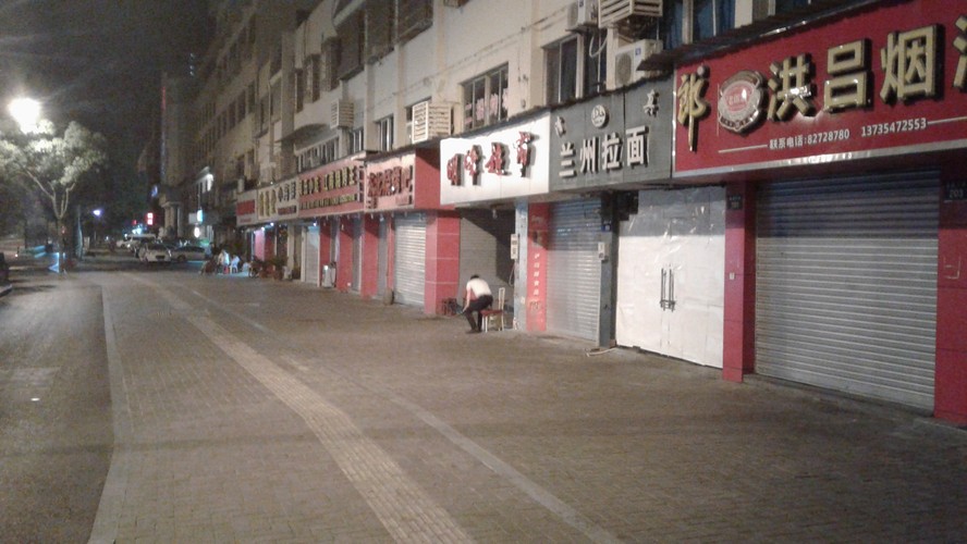 G20 pozostaje grą prowadzoną w rzeczywistości wirtualnej. To prawdziwe zwycięstwo Chin. Podczas gdy wszystkim na świecie wydaje się, że to jedynie Pokemony na smartfonach oferują zabawę w świecie, którego nie ma, z powodzeniem takie działania prowadzą Chińczycy. Hangzhou rozpoczyna szczyt G20. Centrum dla dziennikarzy zapełnia się coraz bardziej. Na telebimie po brytyjską premier przyjeżdża konwój limuzyn, których linia karoserii kojarzy się z Rolls Royce'ami, a przednie światła z radzieckimi Czajkami dla dygnitarzy poprzedniej ery. Może Zimna Wojna przeszła niepostrzeżenie transformację i obecnie na nowo odżyje w świecie, który jest sterowany za naciśnięciem odpowiedniego guzika przez odpowiednie osoby? Chińskie limuzyny mijają czekające na płycie lotniska samoloty rosyjskiej delegacji. Być może historia zatacza koła. W końcu Einstein udowodnił, że najkrótsza droga między dwoma punktami prowadzi po linii krzywej.  Fot. Rafał Tomański