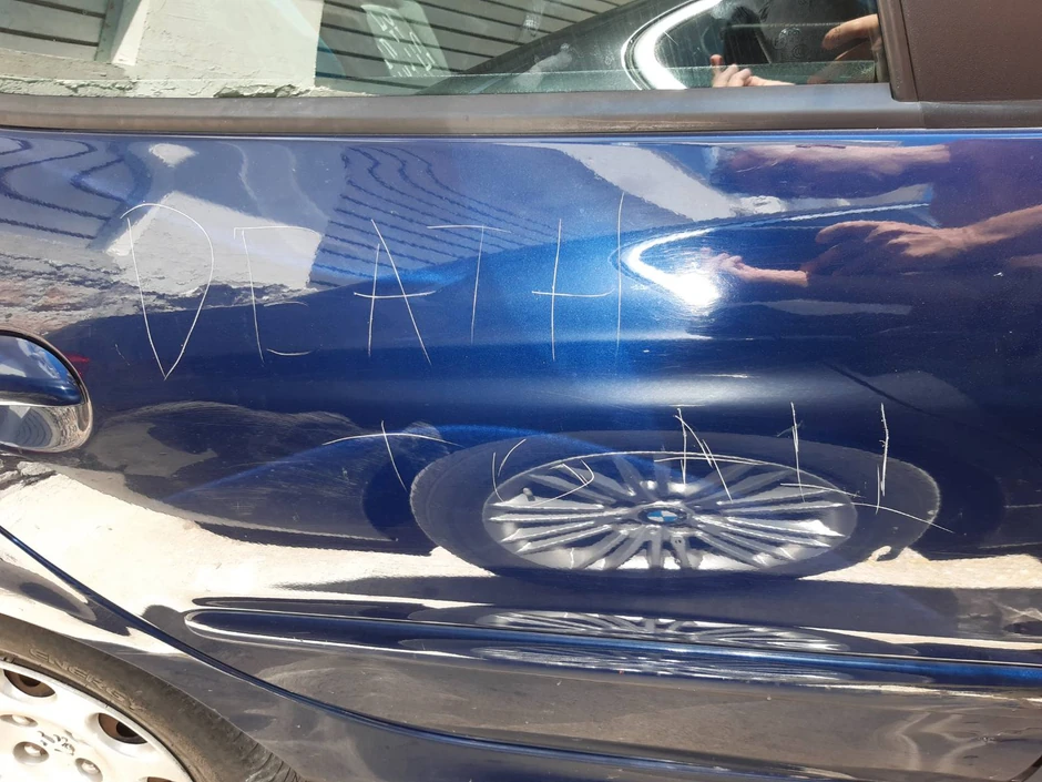 Izgreban automobil srpskoj porodici