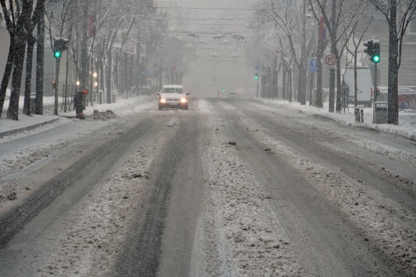 Savet vozačima je da bez zimske opreme i lanaca ne kreću na put, a ukoliko se odluče na putovanje, treba da voze zaista oprezno i pažljivo.