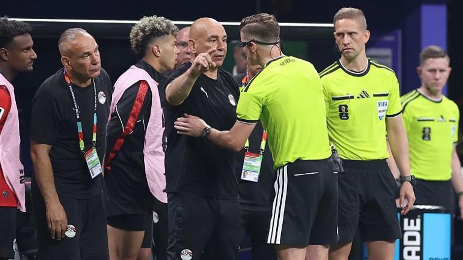 Selektor Egipta Hosam Hasan dobio je žuti karton zbog protesta posle pobedonosnog gola Argentine | Foto: Getty Images