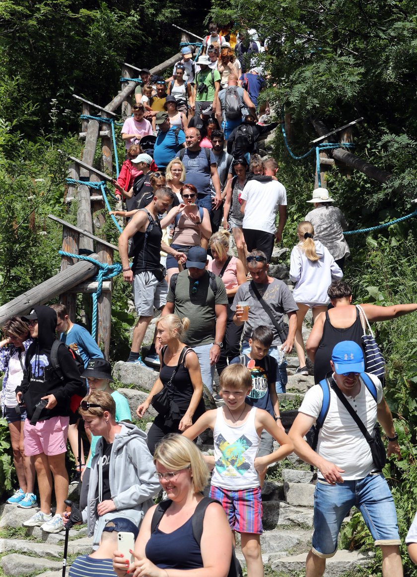 Wakacje pod Tatrami w pełni. Szturm turystów na Morskie Oko