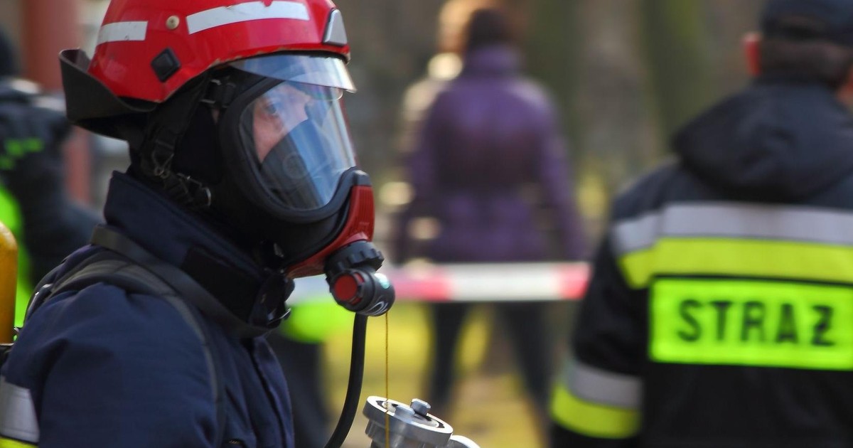 Dym wypełnił klatkę, ludzie uciekali z mieszkań. Pożar bloku pod Gdańskiem