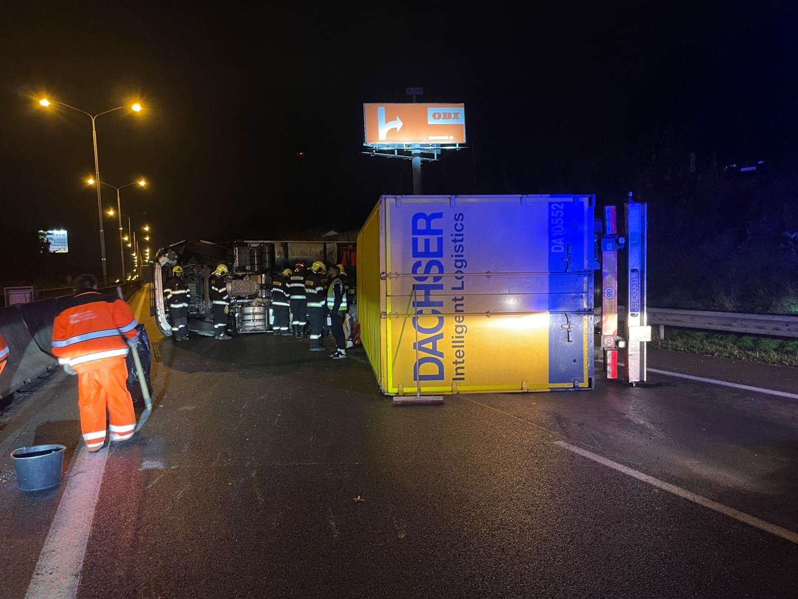Diaľnica D2 v smere z Bratislavy do Malaciek bola pre prevrátený kamión neprejazdná.