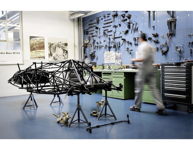 Osiem kolejnych aut, ścigających się w sezonie 1952, powstało już w fabryce w Sindelfingen, choć nadal bez użycia metod stosowanych w produkcji seryjnej