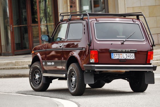 Lada Niva 1.7i Hunter: auto terenowe, 1,7 l benzyna (81 KM), droga hamowania w teście: 48,6 metrów.