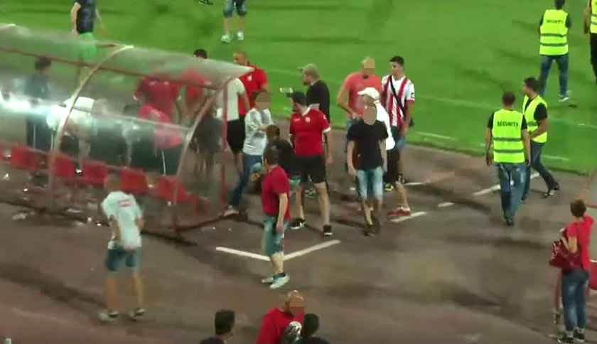 Kibice chcieli zabić piłkarza! Uciekał przed nimi ze stadionu