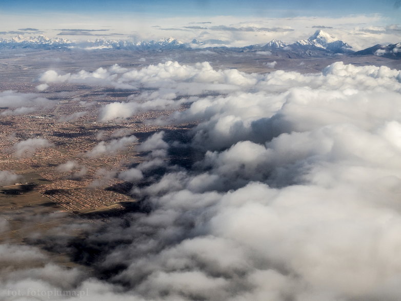 Widok z samolotu na El Alto i La Paz. W tle majaczy majestatyczny góra Illimani
