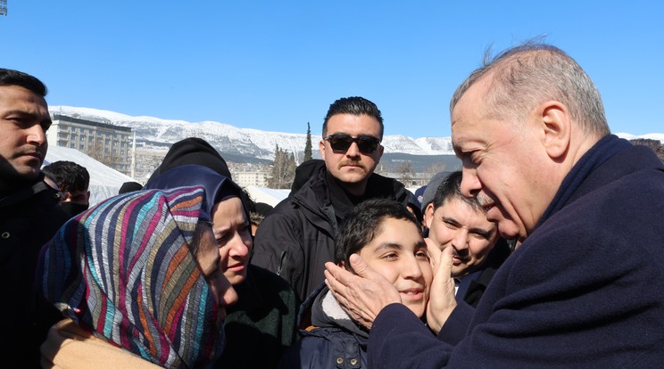  Recep Tayyip Erdogan török államfő (j) a földrengés miatt otthonuk elhagyására kényszerült emberek számára felállított sátorvárosban tesz látogatást a dél-törökországi Kahramanmarasban Fotó: MTI/EPA/Török elnöki sajtószolgálat/Murat Cetinmuhurdar