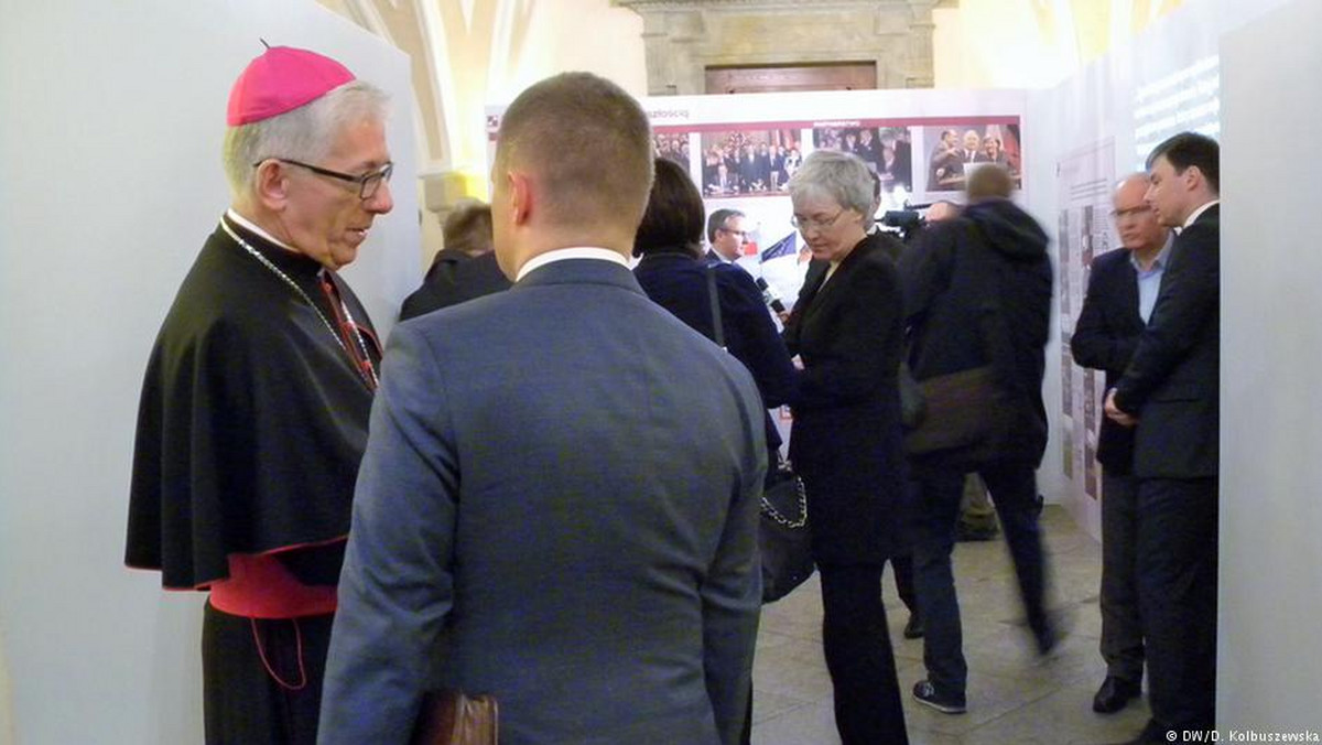 Reinhard Veser na łamach "Frankfurter Allgemeine Zeitung" zaznacza, że słowa, które obecnie najczęściej padają z ust polityków PiS nt. Niemiec: reparacje, zadośćuczynienie, rekompensata, w ogóle nie pojawiły się w tekście listu polskich biskupów, odpowiedzialnych za relacje z niemieckim episkopatem. "Apel biskupów zaczyna się za to słowem, którego politycy PiS właściwie nigdy nie wypowiadają i stwierdzeniem, które zaprzecza wszystkiemu, co słyszy się na temat polsko-niemieckich relacji".