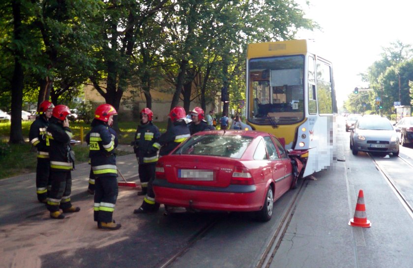 Czołowe zderzenie opla z tramwajem