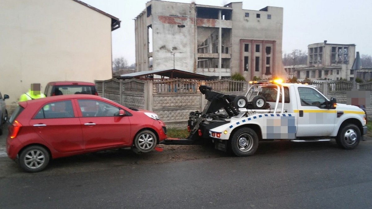 Nyscy policjanci zatrzymali nietrzeźwą kierującą osobową kią. Funkcjonariusze ustalili, że kobieta ma sądowy zakaz kierowania pojazdami obowiązujący do końca grudnia. To nie pierwszy raz, kiedy prowadziła pojazd, będąc pod wpływem alkoholu. Za taki czyn grozi nawet do 5 lat pozbawienia wolności.