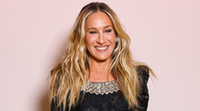 Sarah Jessica Parker bebizonyította, hogy egy pucérruha elegáns is lehet: álomszép darabban lépett a fotósok elé