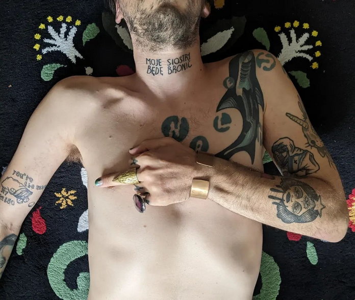 Tymon szyi ma tatuaż "Moje siostry będę bronić"