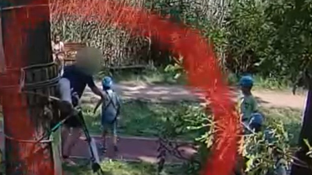 „Tibi bácsi úgy bordán rúgta a 6 éves fiamat, hogy az bepisilt edzés közben” – Újabb vádak a jászberényi edző ellen, egy másik édesanya is megszólalt – videó
