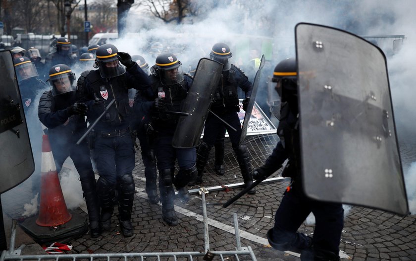 Zamieszki w centrum Paryża. Policja użyła gazu