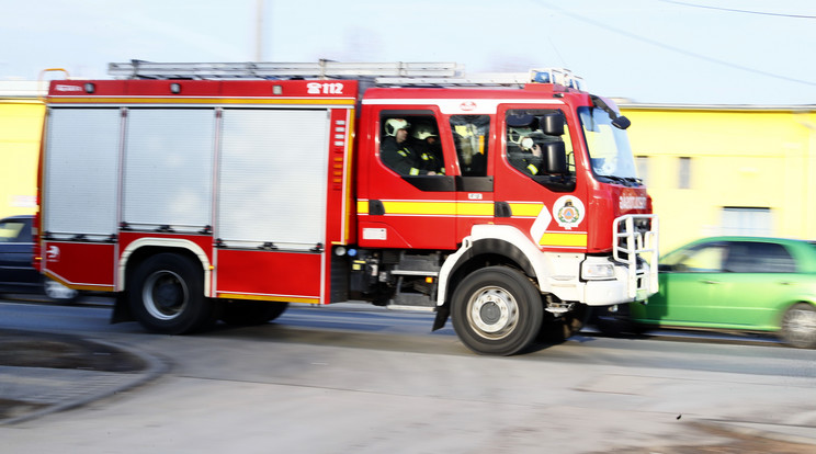 A fővárosi hivatásos tűzoltók áramtalanították a járműveket / Illusztráció: Fuszek Gábor