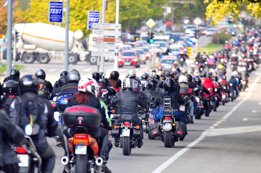 Putnik na motociklu koji ne nosi kacigu, uz kaznu biće i isključen iz saobraćaja