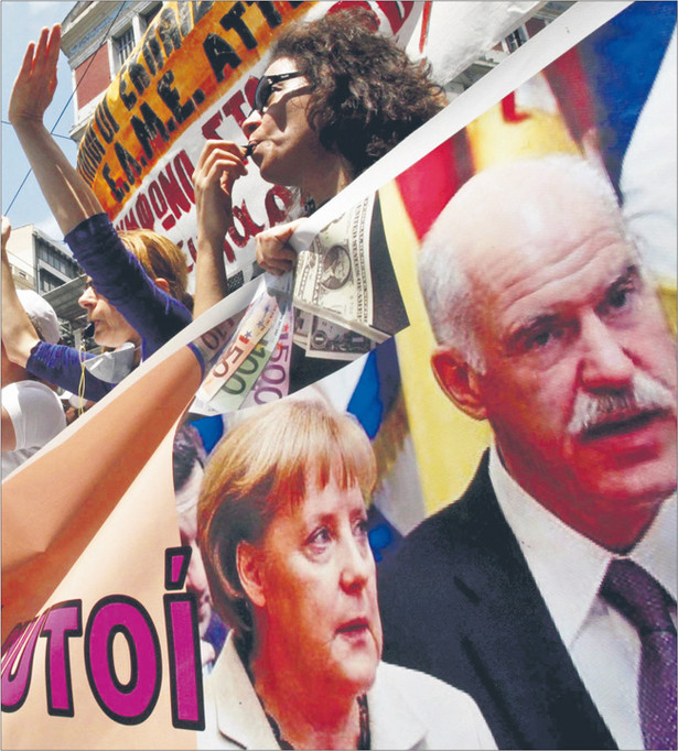 Manifestanci na ulicach ten protestują przeciw oszczędnościom. Na plakatach: Angela Merkel i premier Grecji Georgios Papandreu Fot. Reuters/Forum
