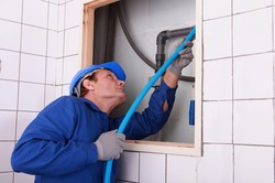 Koniec mody na hydraulika. Europa zamyka przed Polakami drzwi