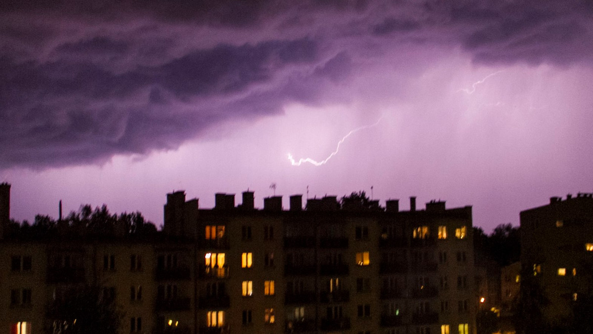 Silne burze i możliwe opady gradu - takie ostrzeżenie na środę dla województwa lubelskiego przygotowali meteorolodzy. Burz na terenie województwa lubelskiego można się spodziewać się dziś przez cały dzień, aż do wczesnego rana w czwartek.