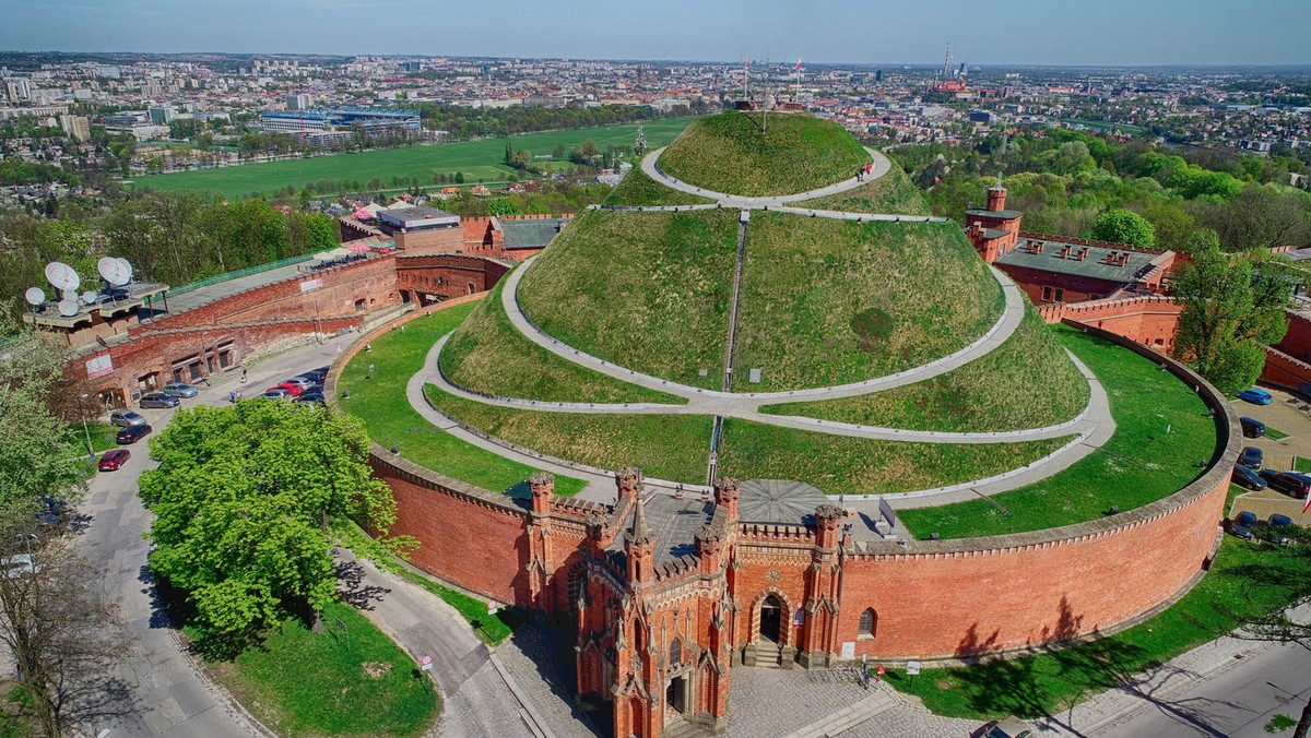 Niewiele jest miast, które dają tyle możliwości obserwowania ich, co Kraków. Poza bliższym jego poznaniem w trakcie spacerów oraz panoramą z wieży Mariackiej warto także obejrzeć Kraków z zupełnie niepowtarzalnej na skalę kraju perspektywy – z wierzchołka jednego z pięciu miejskich kopców.