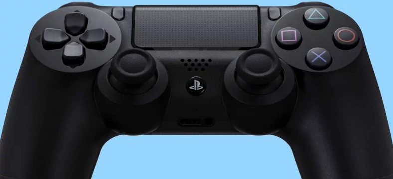 Ponad gałkami gamepada DualShock 4 umieszczono panel dotykowy. Pod nimi - przydatne wyjście mini jack. Podpinając słuchawki do bezprzewodowego pada, zachowujemy swobodę ruchu po pokoju