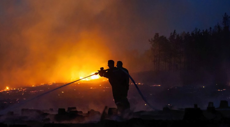 Tűzoltók oltják július 13-án az Izsák és Soltszentimre közötti erdőben délután keletkezett tüzet