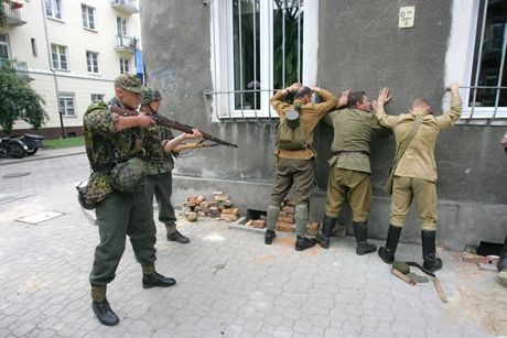 WARSZAWA 04.08.2007OBCHODY 63 ROCZNICY  WYBUCHU POWSTANIA WARSZAWSKIEGOREKONSTRUKCJA WALK POWSTANCZYCH NA CZERNIAKOWIEPOWSTANIE WARSZAWSKIE AK PARASOL ZOSKA BERLINGOWCY  POWSTANCY KONSPIRACJA HISTORIA PATRYJOTYZM MUNDUR BRON WP NIEMCY KOSCIUSZKOWCY PAMIEC SS WOJNANZ REKONSTRUKCJA WALK NA CZERNIAKOWIEFOT GRZEGORZ JAKUBOWSKI