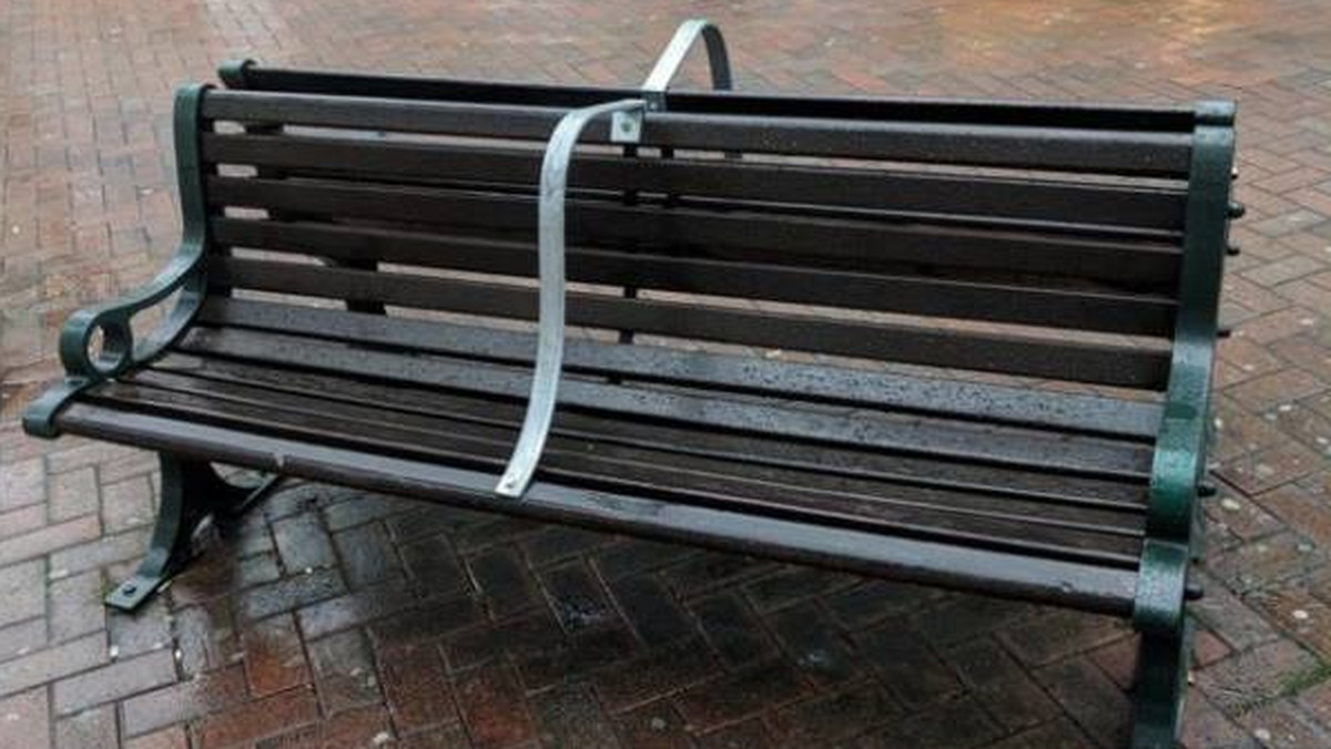 Rada miejska Bournemouth zdecydowała się na zainstalowanie metalowych prętów na miejskich ławkach. Wszystko po to, by pozbawić bezdomnych możliwości spania na nich.