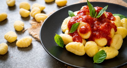 Kopytka, z mięsem czy włoskie gnocchi? 5 pomysłów na kluski w letniej odsłonie