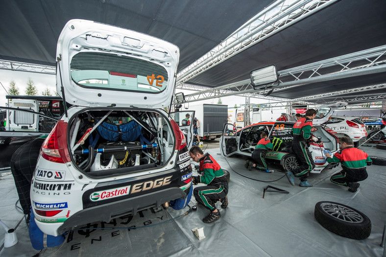 Castrol EDGE Fiesta Trophy na półmetku