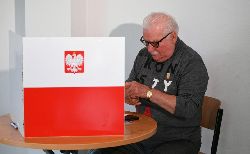 Lech Wałęsa w lokalu wyborczym