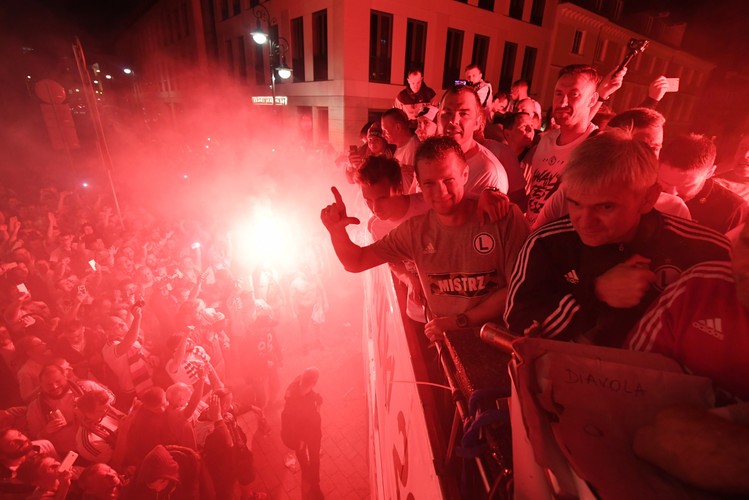 Drużyna Legii Warszawa świętuje z kibicami na Placu Zamkowym zdobycie tytułu mistrza Polski 2016/2017