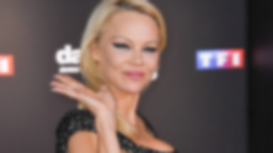Pamela Anderson na czerwonym dywanie. Co się dzieje z twarzą sławnej seksbomby?