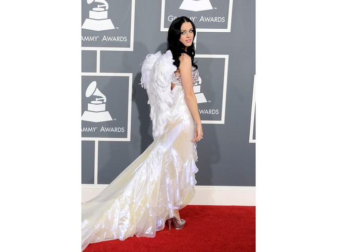 Suknię zdobiły z tyłu anielskie skrzydła