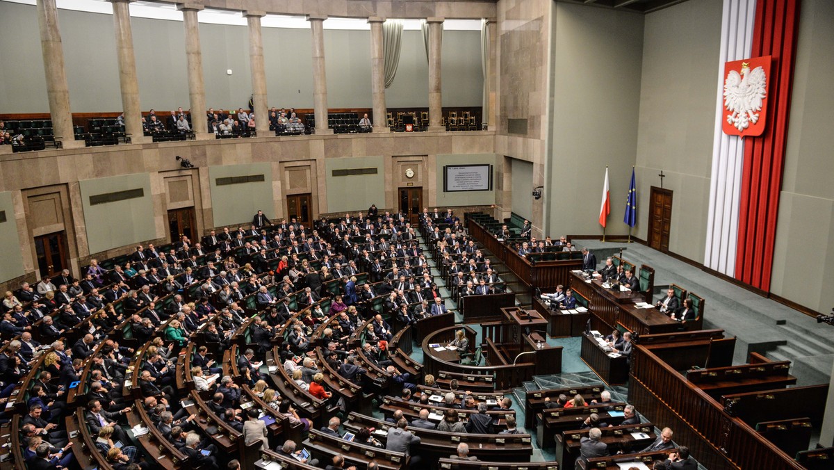 Od pytań w sprawach bieżących po godz. 9 Sejm wznowił obrady.