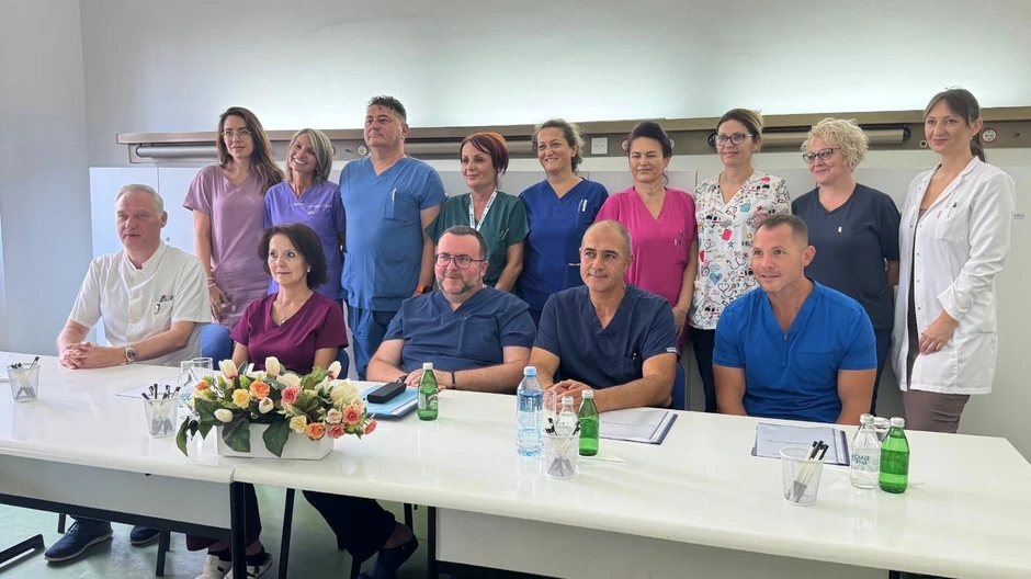 Dr Milan Lazarević i tim koji je za 14 dana operisao 211 pacijenata