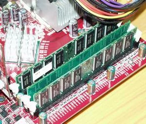 Dwustronne moduły 256 MB w slotach DIMM 1 i DIMM 3, jednostronny moduł 128 MB w slocie DIMM 2