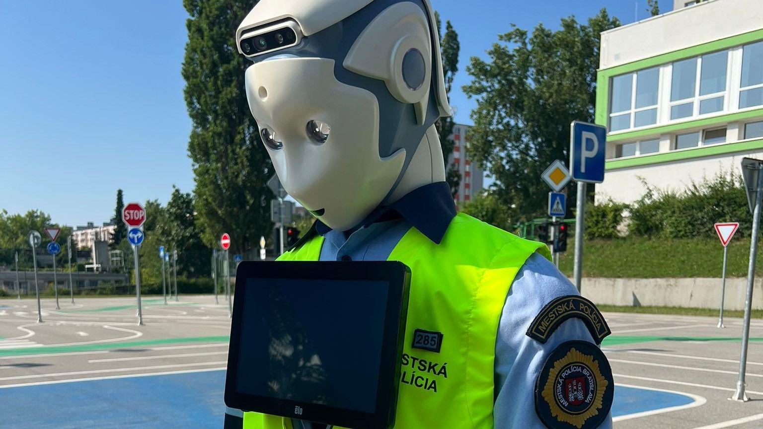 Otestovali prvého slovenského robotického policajta: Čo všetko dokáže.
