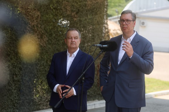 "ONI SEBE LAŽU KADA GOVORE O NAŠIH 43, 44, 45 ODSTO" Vučić: Donošenjem paketa mera želimo da pomognemo građanima, ne kupujemo podršku