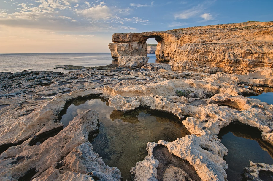 Azure Window. Ikona wyspy Gozo. Kręcono tu zdjęcia do serialu „Gra o tron”. Okno zawaliło się pięć lat temu i teraz jest atrakcją dla nurków