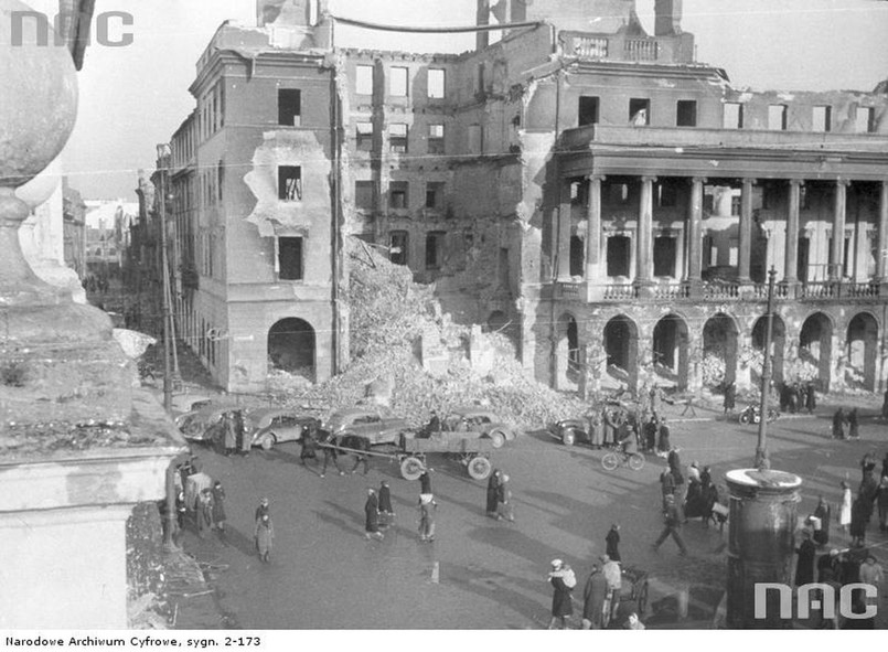 Zniszczony Pałac Lubomirskich przy pl. Żelaznej Bramy. Zdjęcie z roku 1939